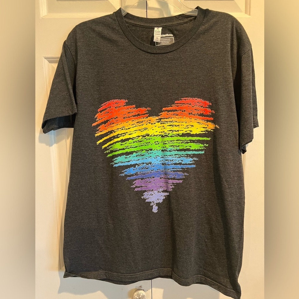 Rainbow 🌈 Heart Design - on Dark Gray, Short Sleeve T-Shirt